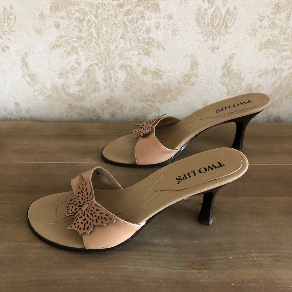 Two lips leather sandals